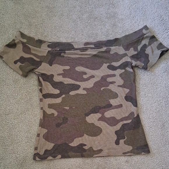 Guess Camo Off-Shoulder Tee - Picture 1 of 6